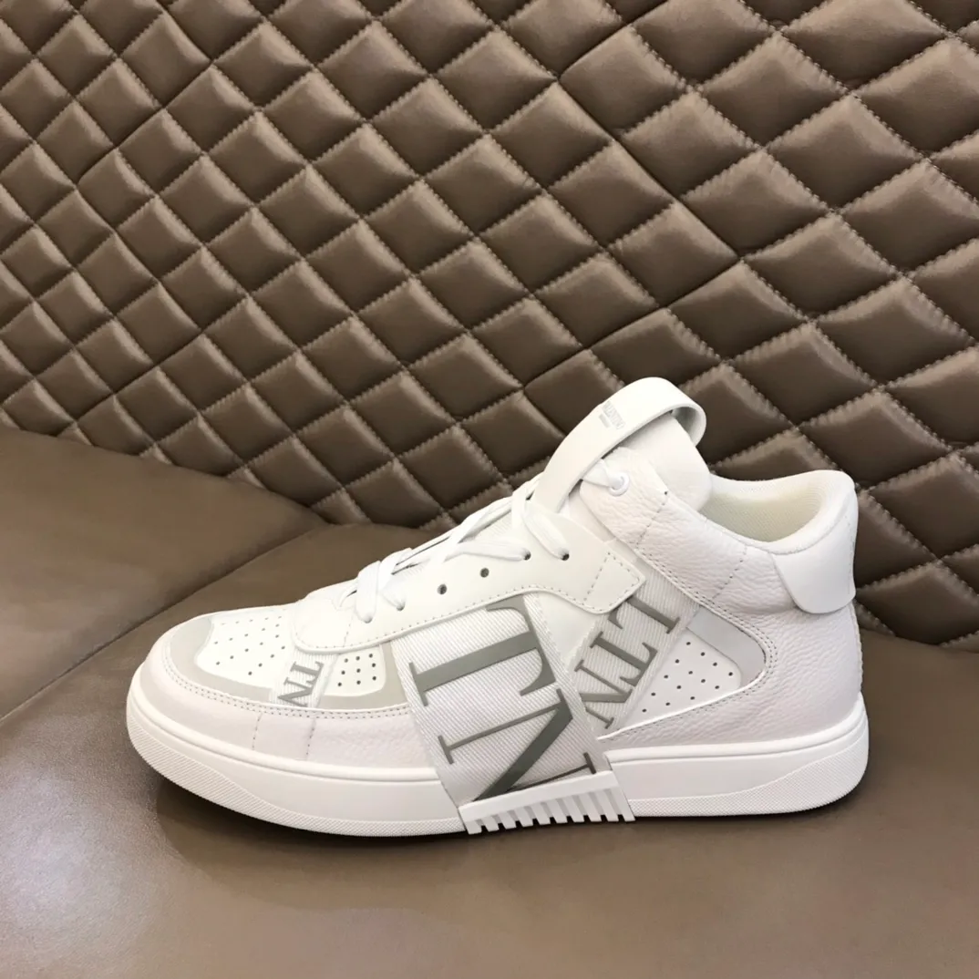 p480 "VALETINO**" new high-top 🆕 calfskin lace-up sneakers. No man should be able to refuse these shoes. The classic color scheme is so handsome! Purchase a high-precision replica of the original version to instantly sell off the market currency! 6 VLTN logo rubber effect straps - Valentino Garavani Logo printed on the back and tongue, all materials are customized to ensure quality! Size: 38-44